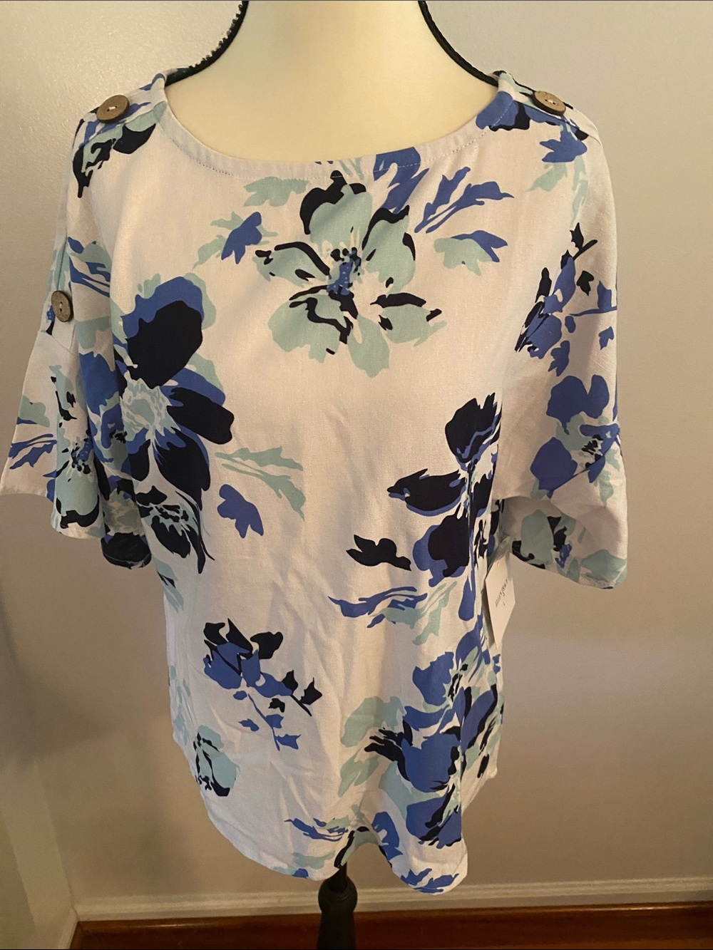 Ellen Tracy NWT size small linen blend top